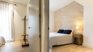 4 slaapkamers, een bureau, een strijkplank/strijkijzer, reisbedje