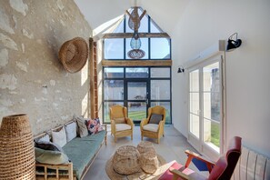 Grange à Porteau du Domaine des Cyclamens | Zona de estar | Libros, un altavoz inteligente