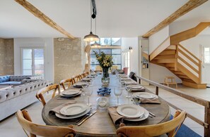 Großer Kühlschrank, Mikrowelle, Ofen, Herdplatte