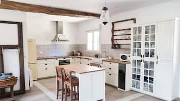 Grange à Porteau du Domaine des Cyclamens | Private kitchen | Full-size fridge, microwave, oven, stovetop