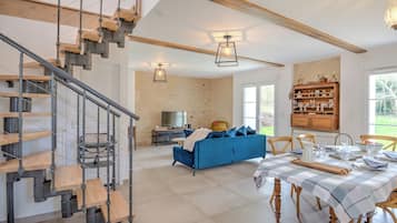 Le Four à Pain du Domaine des Cyclamens | Living area | Books, smart speakers