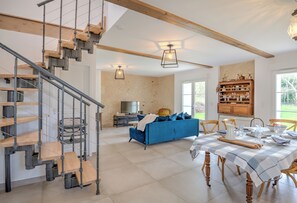 Le Four à Pain du Domaine des Cyclamens | Living area | Books, smart speakers - Domaine des Cyclamens (Verneuil-sur-Indre)