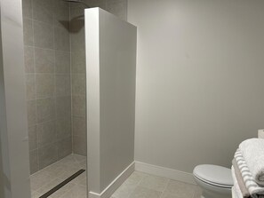Douche, serviettes fournies, savon