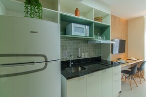 Réfrigérateur, micro-ondes, plaque de cuisson, cafetière/bouilloire