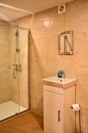 Cottage | Bathroom | Bathtub