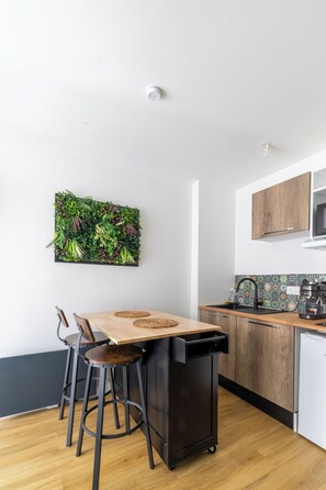 Fridge, microwave, coffee/tea maker, high chair - the cocoon of Peyrou, LE COCON DU PEYROU MONTPELLIER CENTRE VILLE (Montpellier)