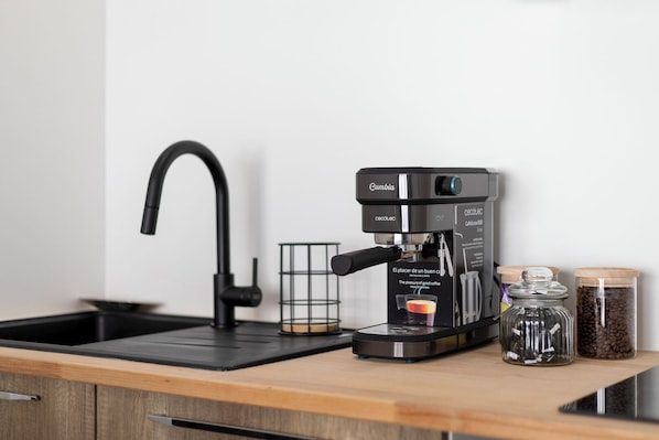 Kylskåp, mikrovågsugn, kaffe- och tebryggare och barnstol