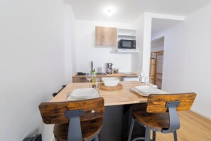 Fridge, microwave, stovetop, coffee/tea maker - the cocoon of Peyrou, LE COCON DU PEYROU MONTPELLIER CENTRE VILLE (Montpellier)