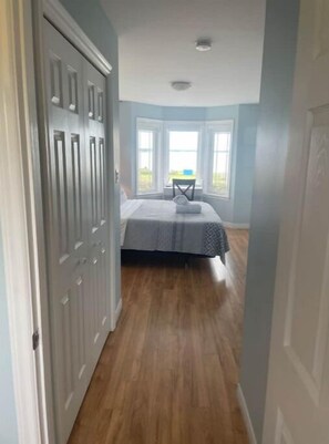2 habitaciones, tabla de planchar con plancha, wifi y ropa de cama 