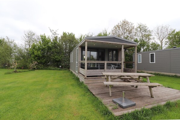 Outdoor dining - Chalet by Hegermeer With Lake Access (Heeg)