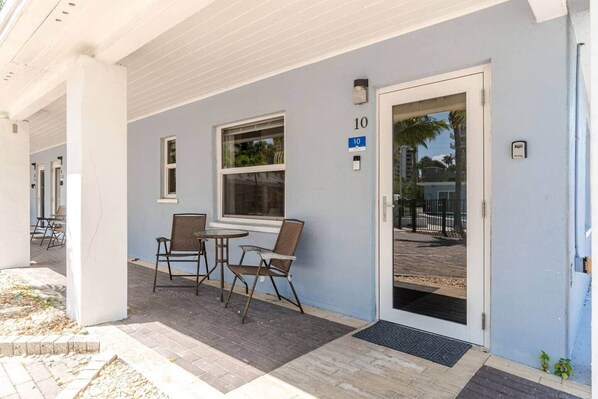 Outdoor dining - "Bliss"  stylish apartment with pool, by beach (Riviera Beach)