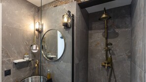 Dusche, Haartrockner, Handtücher, Seife