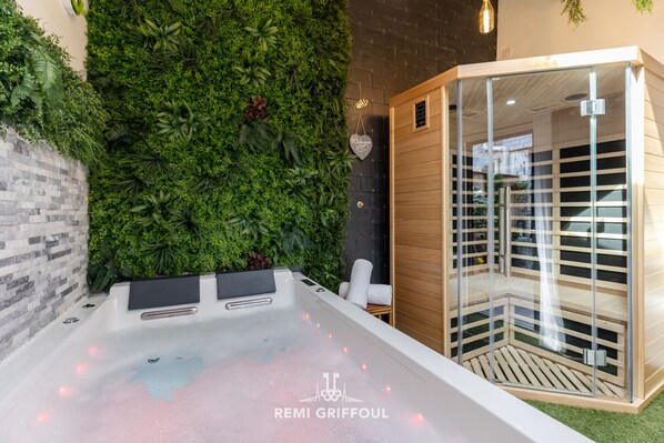 Bain à remous extérieur