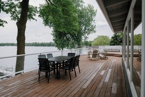 Outdoor dining - Alex Landing: Waterfront getaway on Chain of Lakes - best location & views! (Alexandria)