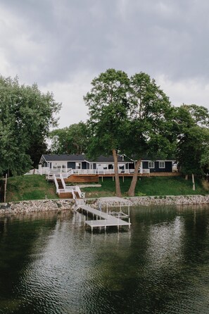 Exterior - Alex Landing: Waterfront getaway on Chain of Lakes - best location & views! (Alexandria)