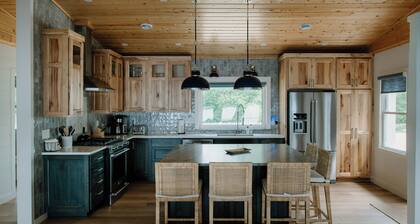 Alex Landing: Waterfront getaway on Chain of Lakes - best location & views!