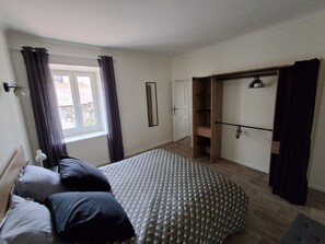 2 slaapkamers, een strijkplank/strijkijzer, reisbedje, wifi