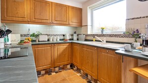 Cottage | Private kitchen | Stovetop - Rural Retreat Bungalow With Garden, No Deposit (Keswick)