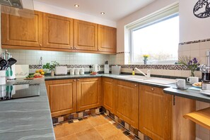 Cottage | Private kitchen | Stovetop - Rural Retreat Bungalow With Garden, No Deposit (Keswick)