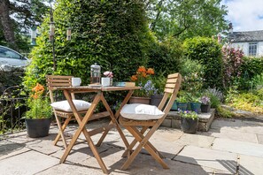 Outdoor dining - Rural Retreat Bungalow With Garden, No Deposit (Keswick)
