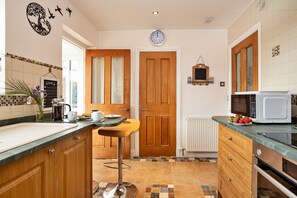 Cottage | Private kitchen | Stovetop - Rural Retreat Bungalow With Garden, No Deposit (Keswick)