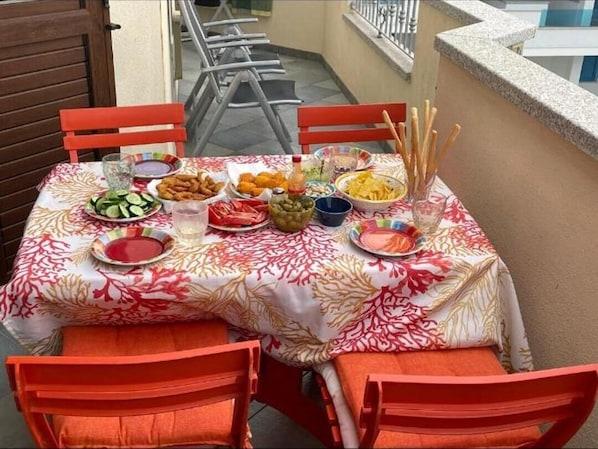 Apartment, 2 Bedrooms, Smoking, Balcony | Dining room