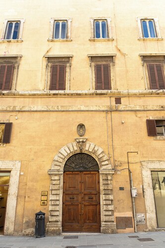 SCAPPO IN UMBRIA, L'attico del corso