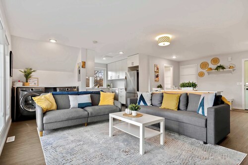 Local Loft • Downtown Okotoks • 2BD • Private