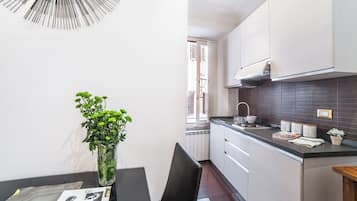 Superior appartement | Privékeuken | Een koelkast, een microgolfoven, een kookplaat, een kinderstoel