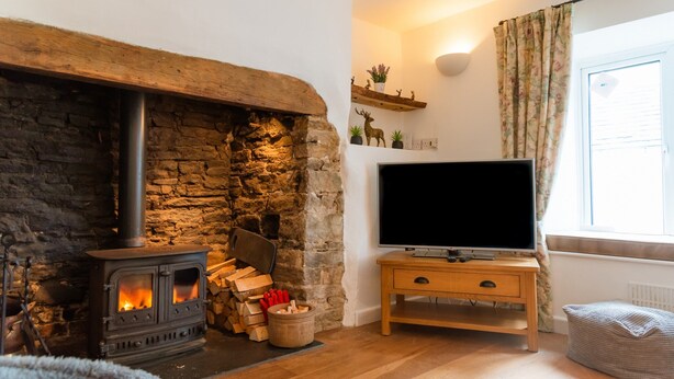 Living room - Pet-friendly Vintage Cottage, No Deposit (Barnstaple)