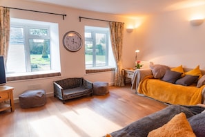 Cottage | Living room | Fireplace