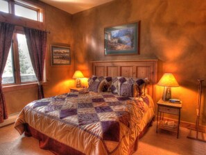 1 bedroom, iron/ironing board, WiFi, bed sheets - Luxury 1-bedroom 2 bath slope side condo w hot tub, pool & free parking (Keystone)