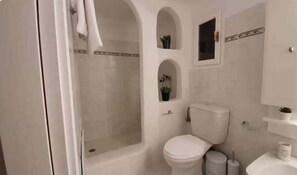 Douche, sèche-cheveux, serviettes fournies, savon