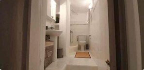 Douche, sèche-cheveux, serviettes fournies, savon