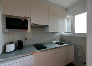 Kjøleskap, mikrobølgeovn, kokeplater og oppvaskmaskin