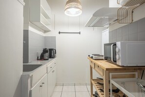 Fridge, microwave, stovetop, coffee/tea maker