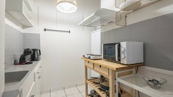 Refrigerador, microondas, parrilla de estufa y cafetera y tetera