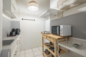 Réfrigérateur, micro-ondes, plaque de cuisson, cafetière/bouilloire