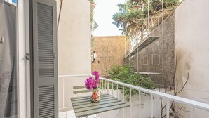 A balcony with a table and a vase of flowers. - 2BD - Center of Athens - 4mins Walk To Acropolis (Athina)