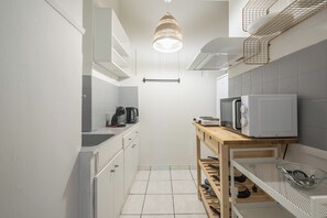 Kühlschrank, Mikrowelle, Herdplatte, Wasserkocher mit Kaffee-/Teezubehör