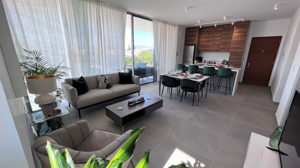 Smart TV, books - Condo - near to Casino,Port,Tennis Academy, ladiesMile ,Mall,&football stadium. (Limassol)