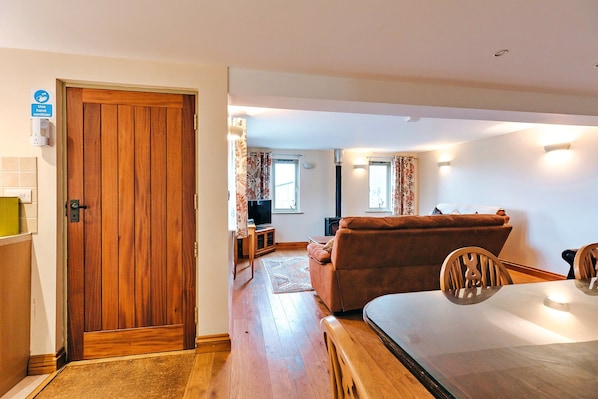 Cottage | Living room - Charming 2-bedroom Cottage With Garden, No Deposit (Craven Arms)
