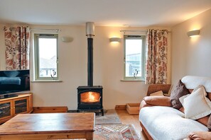 Cottage | Living room - Cottage in Norton With Tennis Court & Patio (Craven Arms)