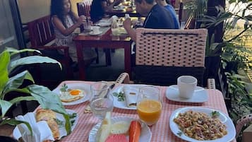 Tägliches inbegriffenes Frühstück zur Selbstbedienung