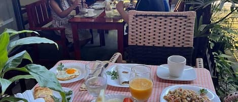 Déjeuner en libre-service gratuit tous les jours