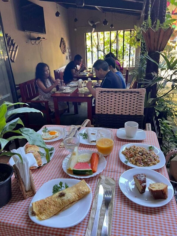 Sudah termasuk sarapan ambil sendiri setiap hari