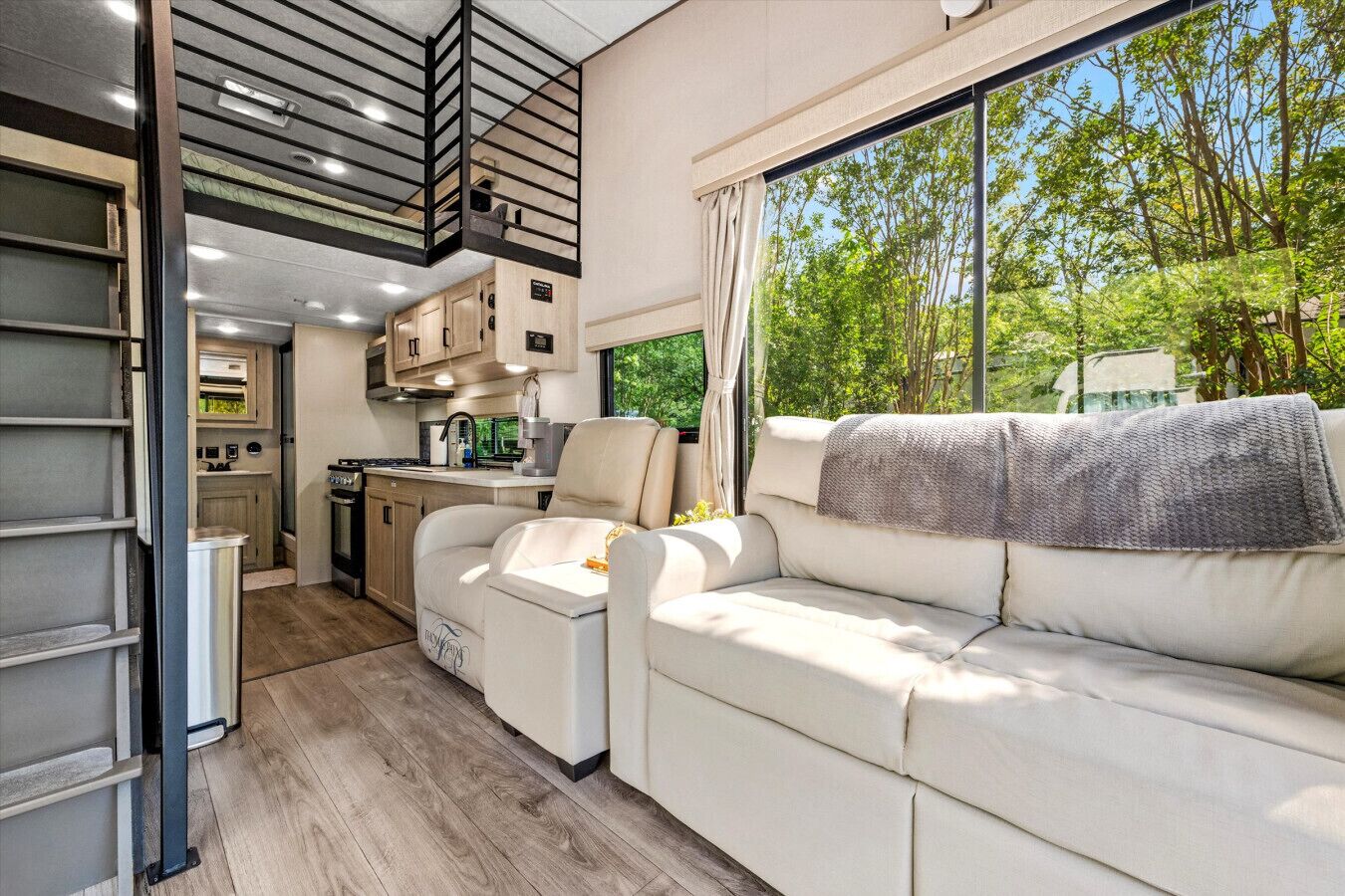 Een televisie, een open haard en een stereo