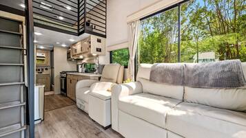 Een televisie, een open haard en een stereo