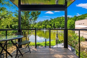 Outdoor dining - Waterside Wanderer- Water View, Hot Tub, Mini Golf (Gatlinburg)