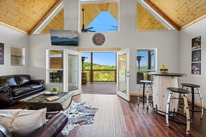 Een smart-tv en boeken